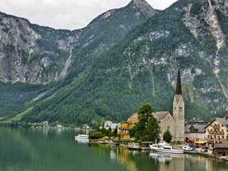 Fototapeta premium Scenic postcard view of famous Hallstatt mountain village in Austrian Alps, Salzkammergut region, Hallstatt, Austria