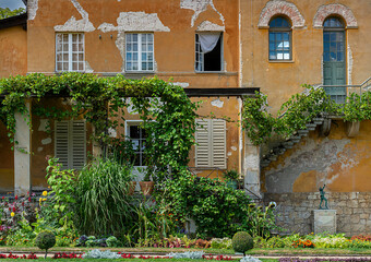 Hausfassade im Park in Potsdam, Deutschland