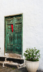 Fototapeta na wymiar Fassadendetail, Türen und Fenster an den Wohnhäusern in Teguise, Lanzarote, Kanarische Inseln, Spanien