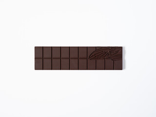 Une tablette de chocolat noir sur fond blanc