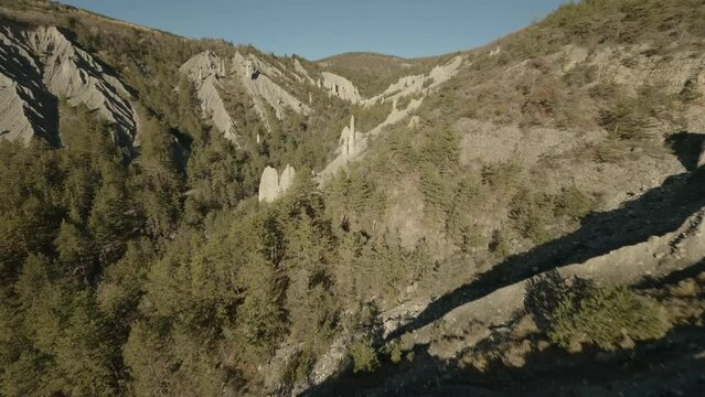 Overflies of all of the spectacular geological formations are due to the pluvial erosion of Th&eacute;us in the Alps