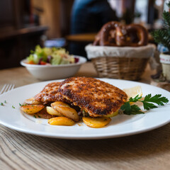 Putenschnitzel mit Bratkartoffel quadratisch