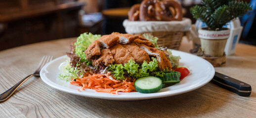 Schnitzel Wiener mit gemischten Salat