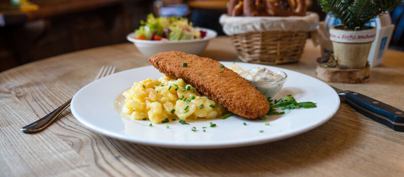 Fischfilet paniert mit Kartoffelsalat und Remoulade landscape banner