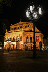 Alte Oper in Frankfurt am Main nachts beleuchtet mit Straßenlaterne, Hessen, Deutschland