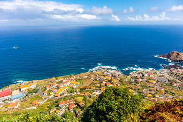 Fototapeta na wymiar Auf dem Weg zur Nordseite von Madeira unterhalb von Porto Muniz mit fantastischem Blick auf den Atlantik - Madeira - Portugal 