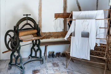 Historische Wäschemangel und Wäsche zum Trocknen