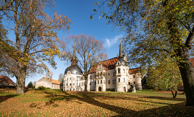 Fototapeta na wymiar Schloss Schönfeld (Sachsen) im Herbst