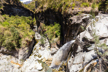 Magnifique cascade se déversant dans un canyon étroit et abrupt. Cascade Bras Rouge dans le cirque de Cilaos, La Réunion