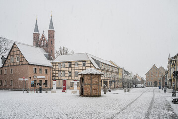 Marktplatz von Kyritz bei Schneefall