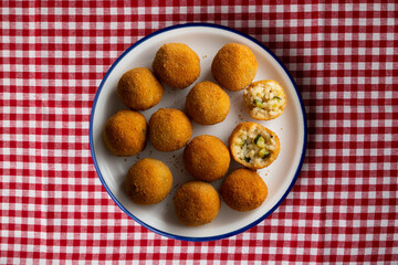 Recipe for arancini with zucchini in a small format similar to a Spanish tapa crequette.