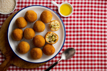 Recipe for arancini with zucchini in a small format similar to a Spanish tapa crequette.