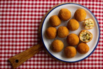 Recipe for arancini with zucchini in a small format similar to a Spanish tapa crequette.