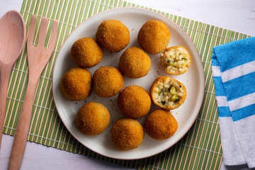 Recipe for arancini with zucchini in a small format similar to a Spanish tapa crequette.