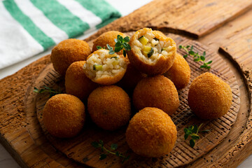 Recipe for arancini with zucchini in a small format similar to a Spanish tapa crequette.