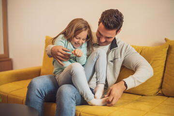Happy father and daughter enjoy spending time together at their home. - obrazy, fototapety, plakaty