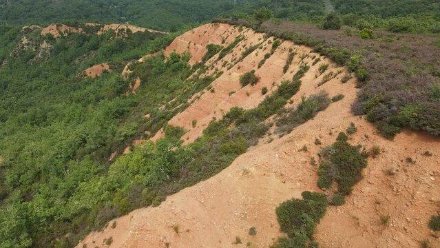 Vuelo frontal de dron en minas das borreas en Ourense Galicia.
Antigua mina romana a cielo abierto patrimonio de la humanidad