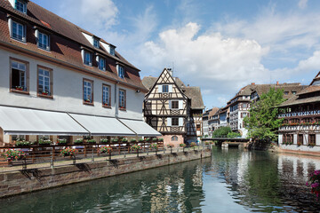 Fototapeta na wymiar beautiful houses by the river in Strasbourg France