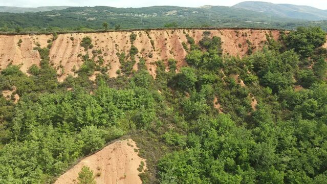 Vuelo lateral de dron en minas das borreas en Ourense Galicia.
Antigua mina romana a cielo abierto patrimonio de la humanidad