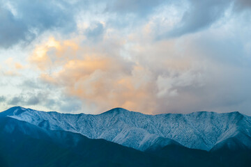 松本市から見る夕暮れの北アルプス