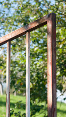 Puerta oxidada en verja met&aacute;lica de finca rural