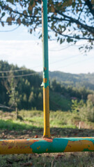 Fototapeta premium Valla metálica con pintura pelada en zona rural