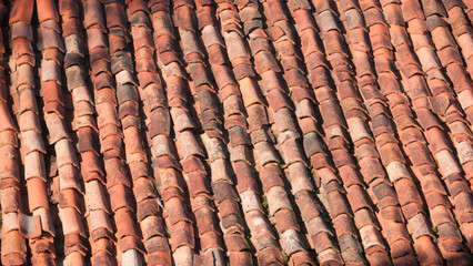 Tejado rústico de tejas de arcilla de casa rural