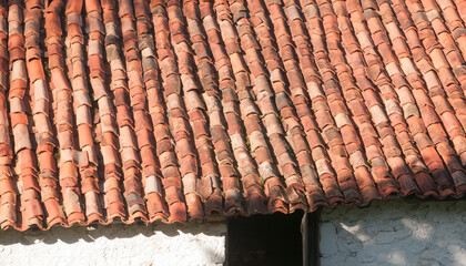 Tejado rústico de tejas de arcilla de casa rural