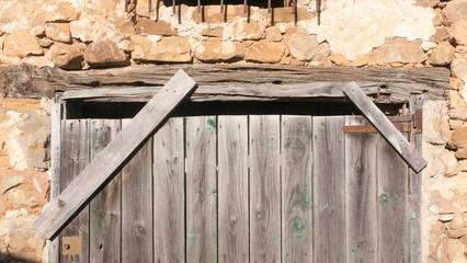 Puerta rústica de tablones de madera en cobertizo rural
