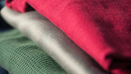 Pila de camisetas de algodón y tejido técnico lavadas y dobladas