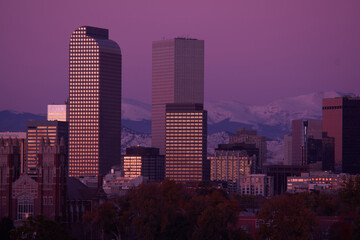 Fototapeta premium Denver, skyline, snow covered mountains