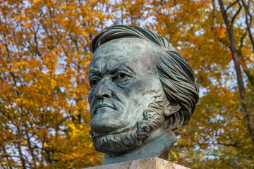 Büste des Komponisten Richard Wagner im Park des Festspielhauses Bayreuth