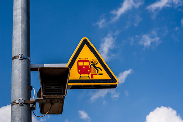 Warnschild auf einem Bahnsteig