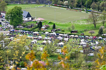Frühjahrsmarkt mit Verkaufsständen und Zelten auf dem Sportplatz in Biedenkopf, Hessen,...