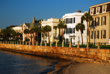 Stately Antebellum homes line the waterfront of East Battery Street, a wealthy enclave in Charleston, South Carolina - obrazy, fototapety, plakaty