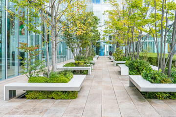 高層ビルの中にある、美しい空中庭園の風景 © miko_neko
