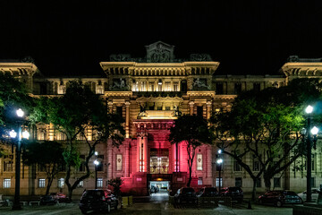 Foto noturna do Palácio da Justiça localizado no centro antigo de São Paulo, próximo à praça...