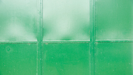 Puerta de chapa metálica verde de garage