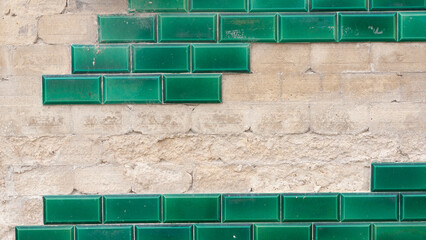 Huecos en pared de baldosa brillante verde
