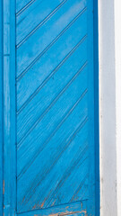 Puerta rústica de tablones de madera pintadas de azul vibrante