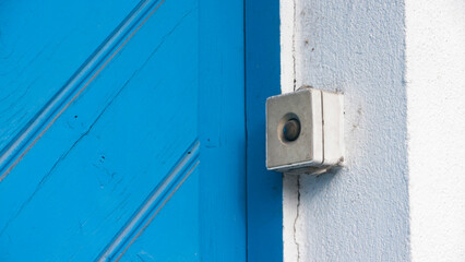 Timbre antiguo junto a puerta de madera azul