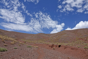 La grande traversée de l’Atlas au Maroc, 18 jours de marche. Les sources d'Ikkis, col d'Arouri, plateau de Tarkeddit. et sources de la Tessaout.
