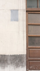 Puerta de madera y pintura gris en fachada urbana