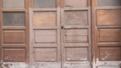 Puerta rústica de madera con casetones cuadrados 