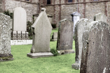 Grabsteine auf einem Friedhof in Schottland.