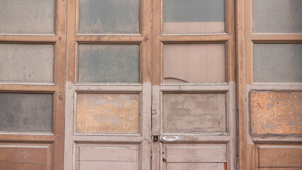 Puerta rústica de madera con casetones cuadrados 
