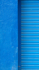 Persiana met&aacute;lica azul y pared azul