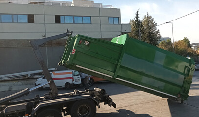 Press container for recyclable waste lifted by a hook lift truck