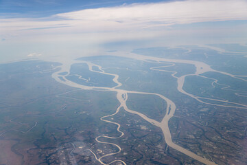 Myanmar von oben, viele Meereseinmündungen und Flüsse, vom Flugzeug fotografiert aus Thailand...