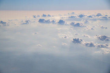 &Uuml;ber den Wolken Sonnenschein und aus dem Flugzeug heraus